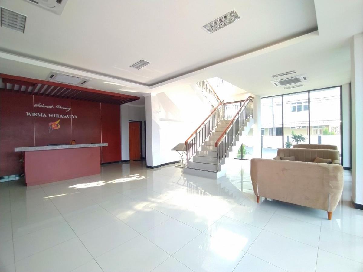 Urbanview Wirasatya Akpol By Reddoorz Hotel 3*