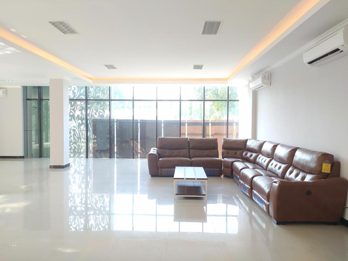 Urbanview Wirasatya Akpol By Reddoorz 3* Semarang