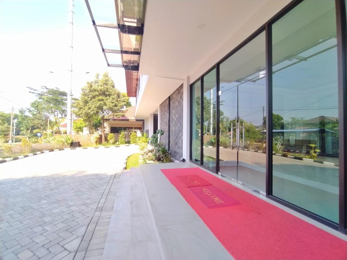 Hotel Urbanview Wirasatya Akpol By Reddoorz