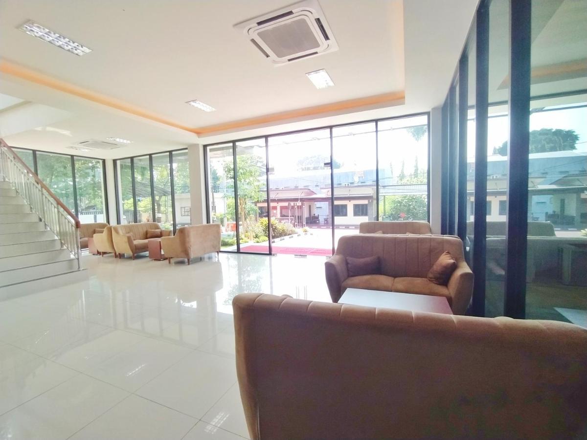 Urbanview Wirasatya Akpol By Reddoorz Hotel 3*